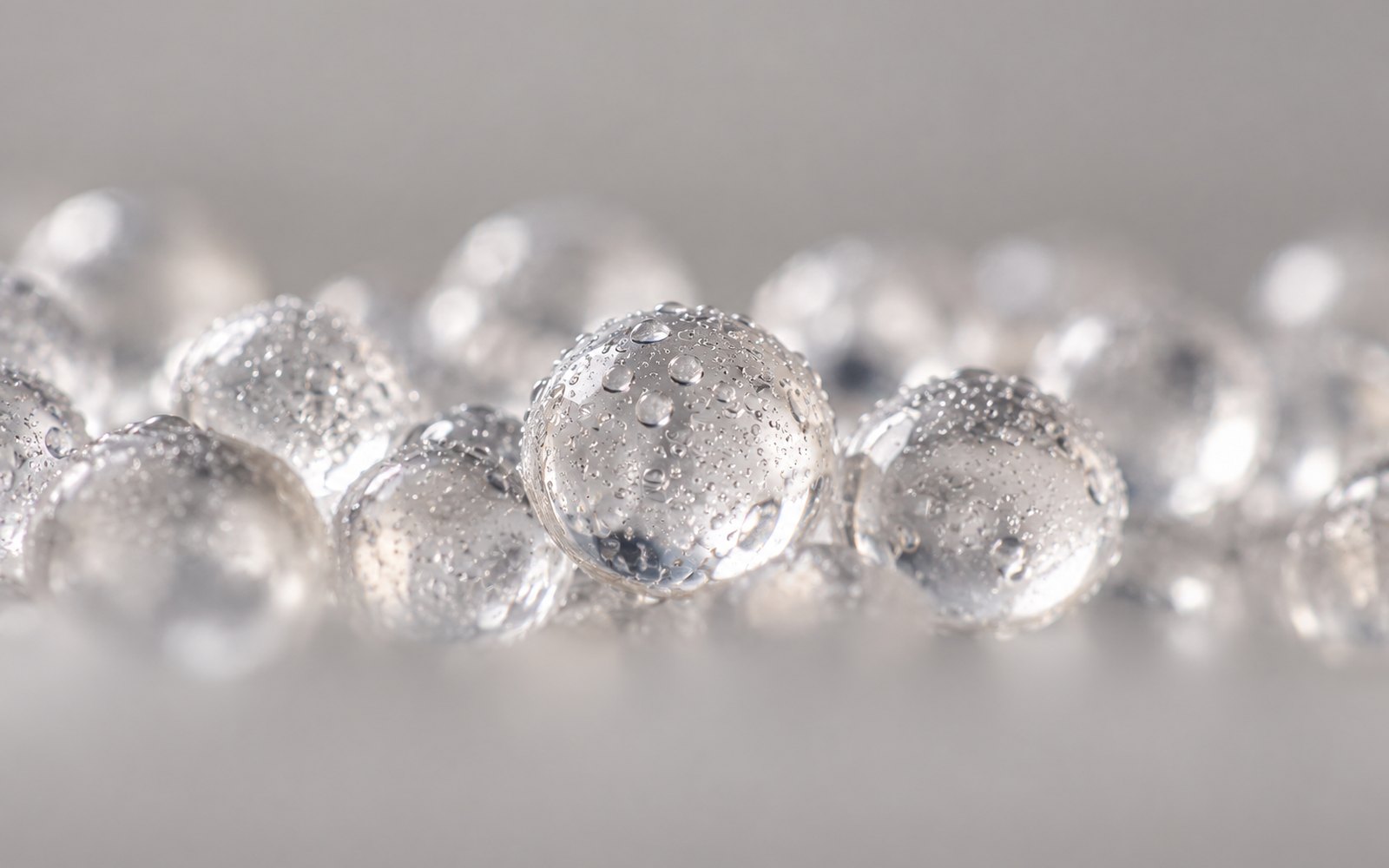 How silica gel protects products from humidity